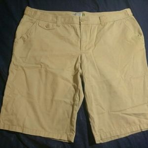 Old Navy Women's Low Waist Khaki Shorts Size 18